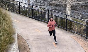 Garmin - Garmin Forerunner - Kvinna som springer förbi ett vatten