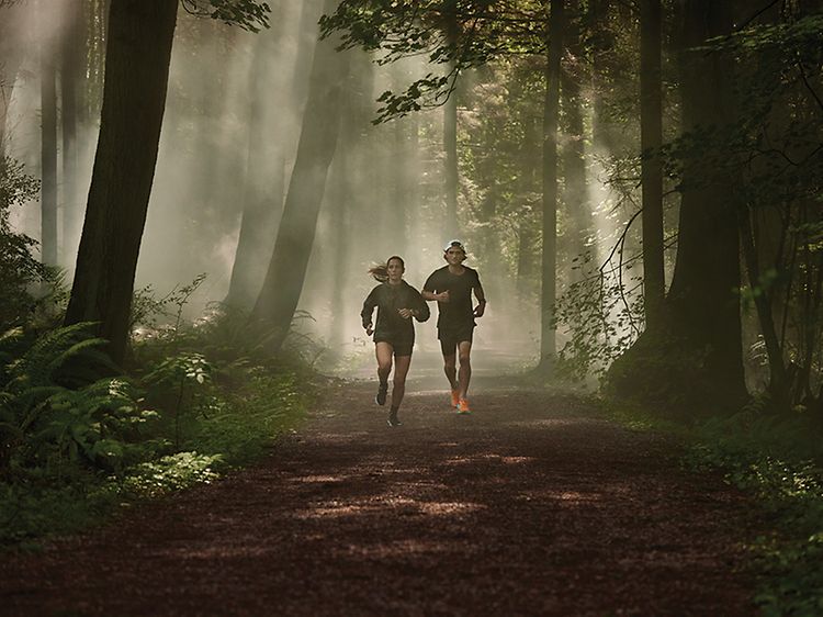 Två joggare i skogen