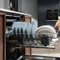 MDA-Dishwashers-Man lifting the interior of the dishwasher with comfortlift