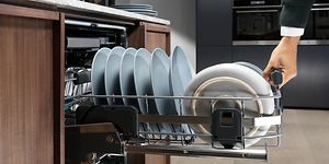 MDA-Dishwashers-Man lifting the interior of the dishwasher with comfortlift