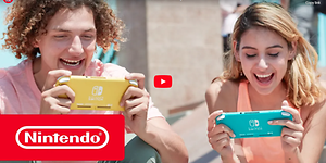Skärmdump från video med två personer som spelar på var sin Nintendo Switch Lite-enhet, en gul och en turkos. 