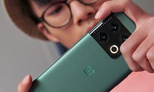 OnePlus - Person som spelar på OnePlus 10 Pro samtidigt som den laddas