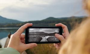 OnePlus - Person som fotar en sjö