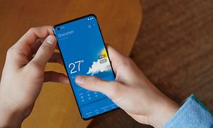 OnePlus - Person som ser på väderprognos på OnePlus 10 Pro