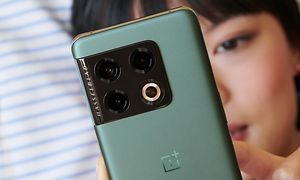 OnePlus - Kvinna som använder OnePlus 10 Pro när hon ligger i sängen