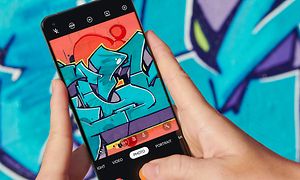 OnePlus - Person som fotar grafitti med OnePlus 10 Pro