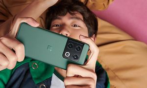 OnePlus - Yngre kille som spelar på OnePlus 10 Pro