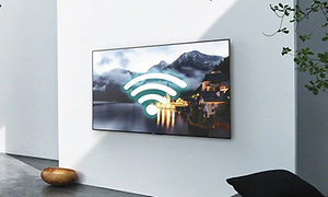 Smart TV på vägg visar bild med en WiFi symbol över