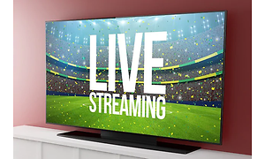 Stor TV-skärm med texten "live streaming" på och med fotbollsplan som bakgrund.