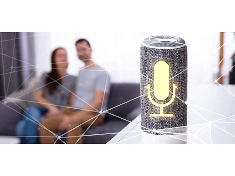 Smart högtalare med en lysande mikrofon symbol på och ett par i bakgrunden.