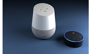 Produktbild: Smarta högtalarna Google Home och Alexa mot blå duk