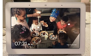 Google Nest visar en bild av ett barnkalas.