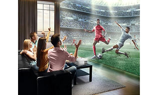 Kompisar ser på sport med projektor på hela väggen och hejar