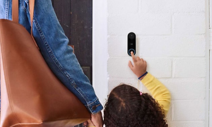 En liten flicka / ett barn ringer på en smart dörrklocka