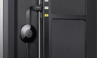 Chromecast ansluten till baksidan av en TV
