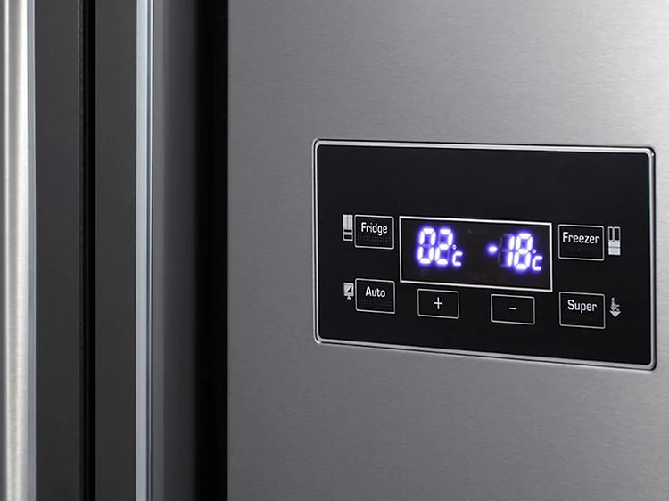 Digital display på kylskåp som visar temperaturen på insidan. 