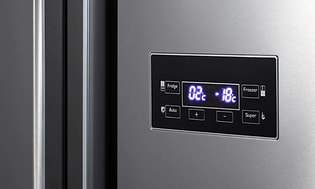 Digital display på kylskåp som visar temperaturen på insidan. 
