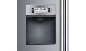 Närbild på ismaskin på ett silverfärgat siemens kylskåp