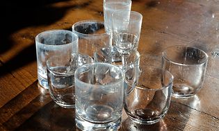Flera glas som är grumliga av glaspest.