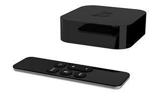 Svart fjärrkontroll till Apple TV med själva streamingenheten i bakgrunden.