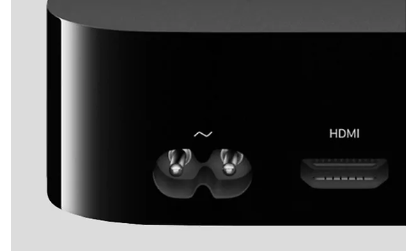 Närbild på baksidan av en svart Apple TV visar vart man kopplar in strömsladden.