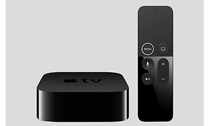Apple TV enhet i svart med tillhörande fjärrkontroll. Neutral bakgrund i grått.
