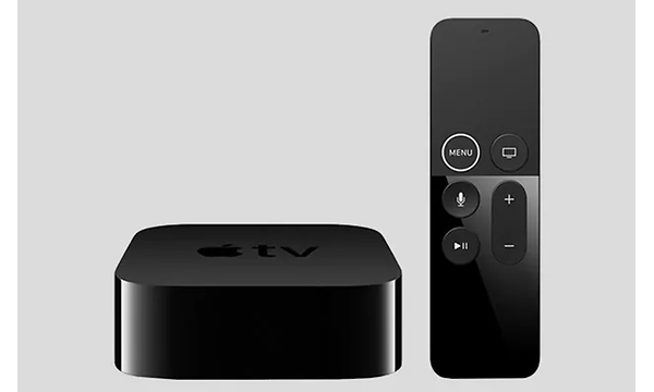 Apple TV enhet i svart med tillhörande fjärrkontroll. Neutral bakgrund i grått. 