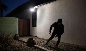 Arlo - Inbrottstjuv under Arlo Floodlight camera