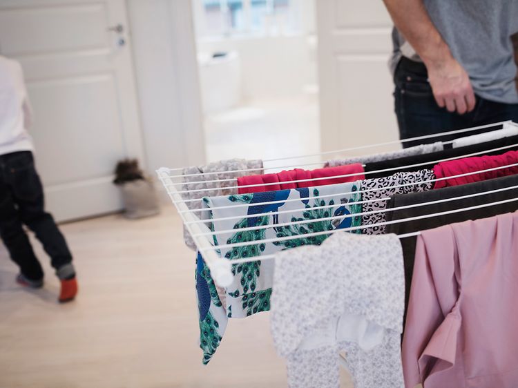 MDA-Washing machines -Man hänger tvätt på ett tvättställ