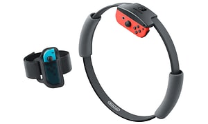 Tillbehör till Nintendo Ring fit, en stor ring med en röd kontroll på och ett mindre band med en blå kontroll. 