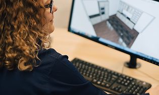 Epoq-Kitchen-Planning - Kvinna som designar ett kok med en dator