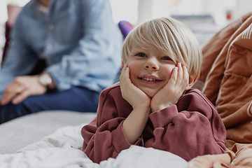 5 tips när du ska köpa ny TV:  Glad unge och hans familj i bakgrunden.