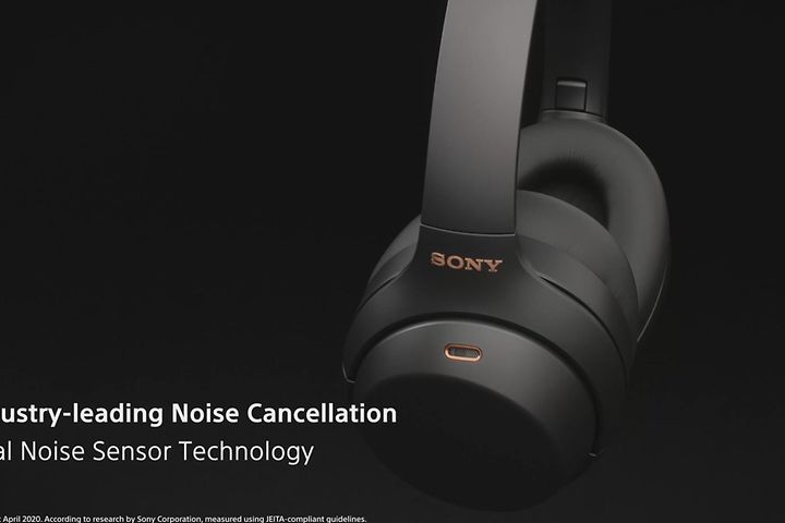 Svarta Sony WH-1000XM4 on-ear hörlurar med detaljer i rosé, svart bakgrund.  
