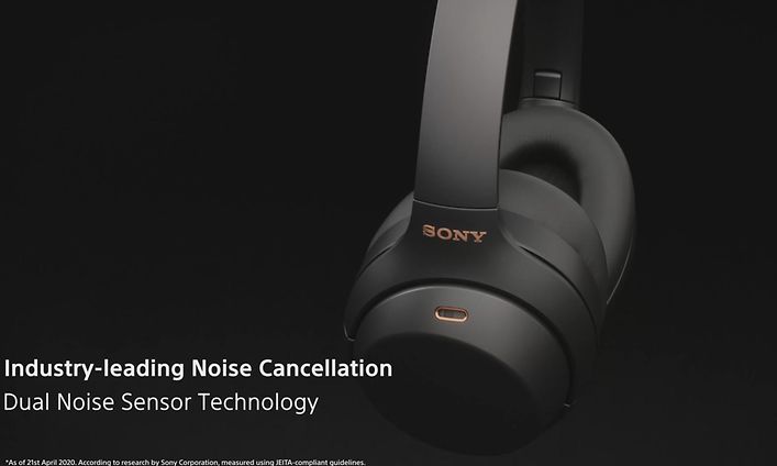 Svarta Sony WH-1000XM4 on-ear hörlurar med detaljer i rosé, svart bakgrund.  