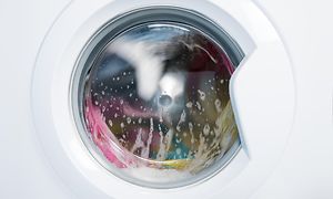 Tvättmaskin som tvättar färgade kläder