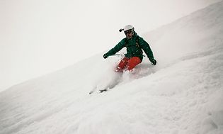 Man åker skidor nedför i en backe med en GoPro på hjälmen.