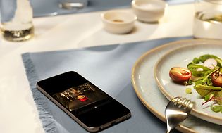  Mobiltelefon på köksbordet som visar insidan av en ugn