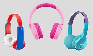 Tre olika hörlurar i olika färg, ett par rosa ,ett par turkos och ett par i rött och blått. 