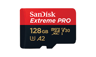 Ett minneskort från Sandisk till mobiltelefon med 128 GB lagringsplats i svart och röd färg med vit oxg guldig text.