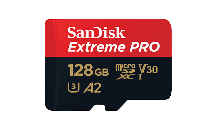 Ett minneskort från Sandisk till mobiltelefon med 128 GB lagringsplats i svart och röd färg med vit oxg guldig text.
