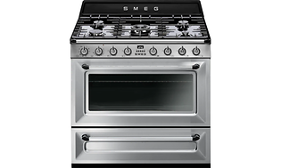 En silverfärgad gasspis från Smeg med ugnslucka.