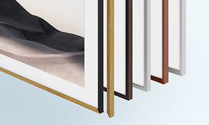 Samsung TV The Frame 2021 med olika ramar på rad i olika färg: en i ljust trä, mörkt trä, grå, brunröd och ljus grå.