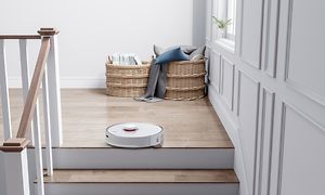 Roborox robotdammsugare framför en trappa