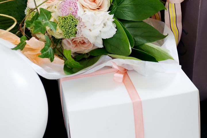 Blommor och en vit presentask