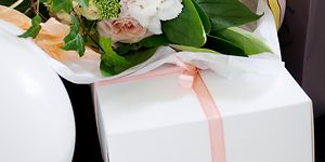 Blommor och en vit presentask
