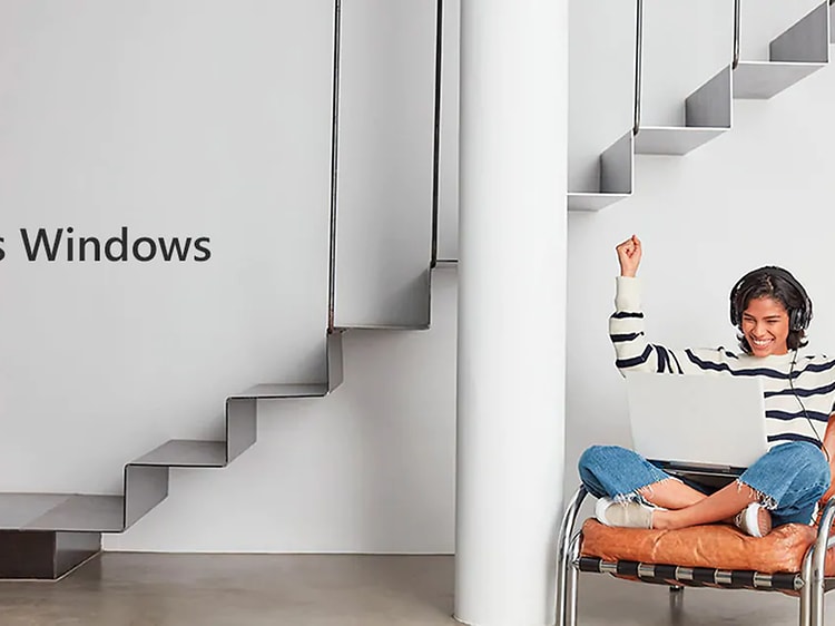 Windows - Windows PC 365 - En glad kvinna med en laptop i famnen