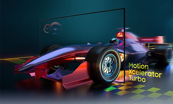 En stor Samsung TV med en lila racerbil som går igenom TV:n. 