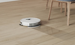 Ecovacs DEEBOT-N8+ moppar ett ljust trägolv