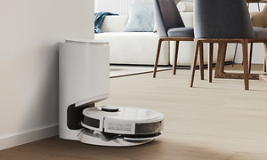 Ecovacs DEEBOT-N8+ i en dockningsstation i ett vardagsrum