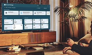 QLED TV med SmartThings app i vardagsrummet